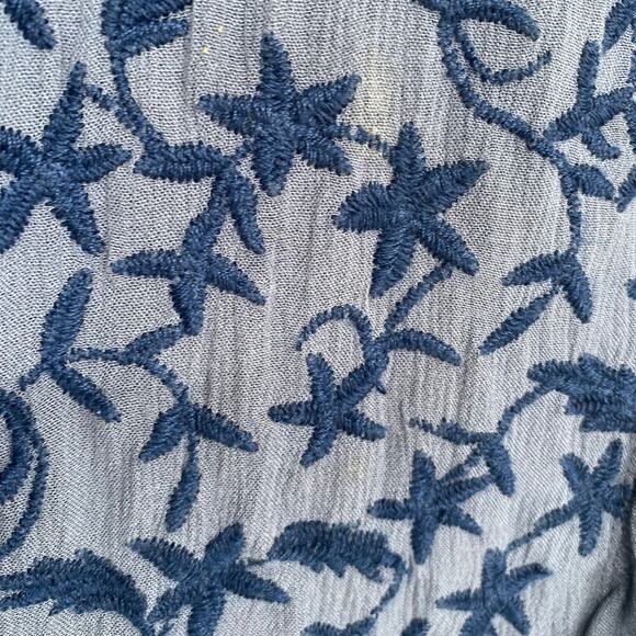 a.n.a Top Women’s Medium Blue Floral Embroidered Feminine Romantic Flowy - Picture 7 of 10